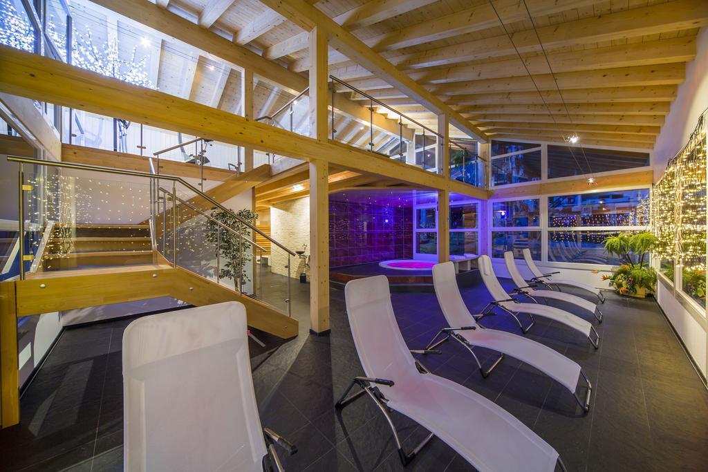 Wellness- Und Schneesporthotel Christiania Саас-Алмагел Екстериор снимка