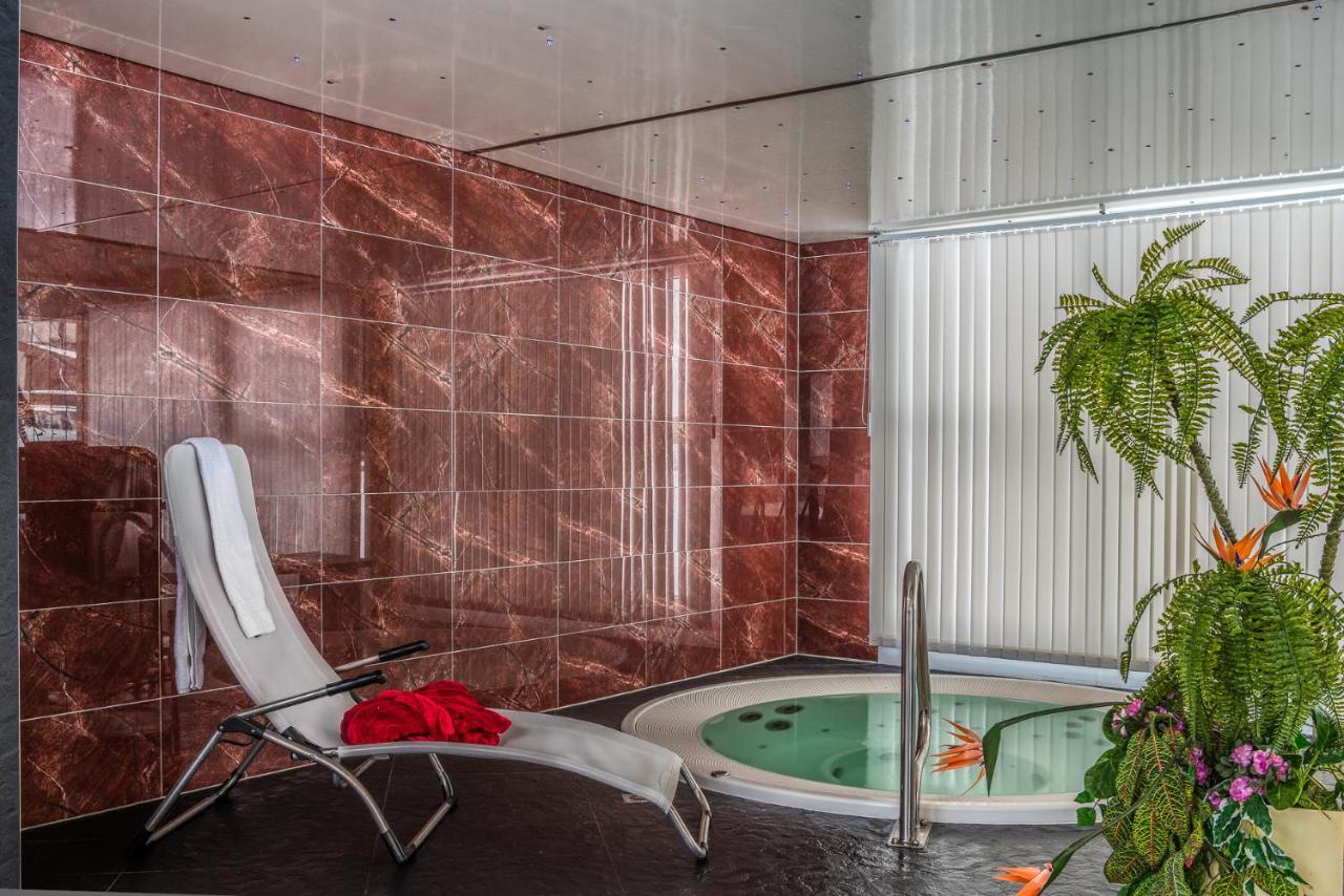 Wellness- Und Schneesporthotel Christiania Саас-Алмагел Екстериор снимка